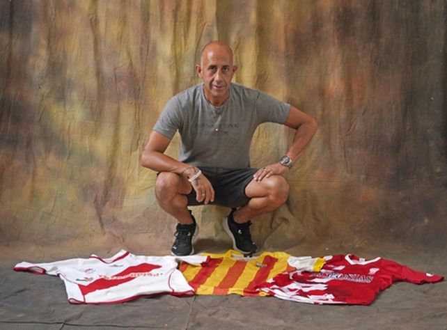 Vuelve a jugar en el rojo. Gustavo Rojo con 50 años fue habilitado para defender los colores de su querido Defensores Unidos&nbsp; 