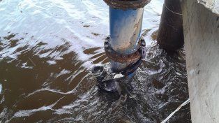 Trabajo de los buzos tácticos en la toma de agua de Aguas Santafesinas