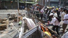 Una barricada armada por los manfestantes en Yangon, la principal ciudad de Myanmar. Una barricada armada por los manfestantes en Yangon, la principal ciudad de Myanmar.