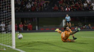 El arquero de Platense, Matías Borgogno, no llega a detener el remate de Facundo Guch que se convirtió en el primero de Newells.