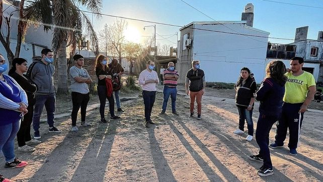 Maximiliano Puigpinos recorrió los barrios en su campaña