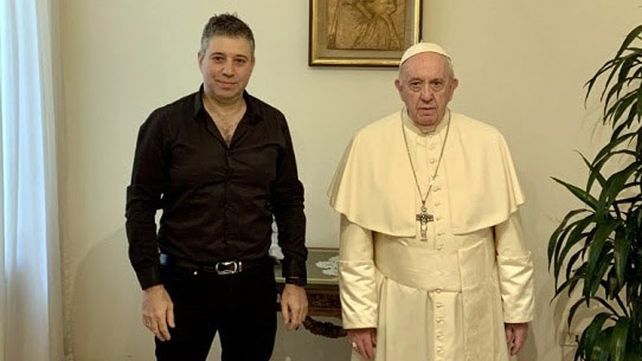 DUPLA. Evgeny Afineevsky junto a Francisco en oportunidad de una de las entrevistas para el filme.