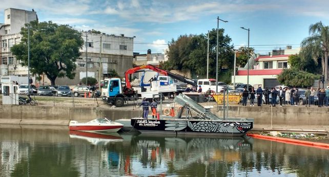 Probaron la máquina flotante que limpiará el arroyo Ludueña