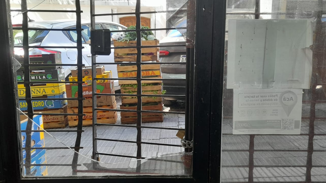 Las reja y la puerta violentadas en el mini mercado ubicado en San Juan y Alem.  