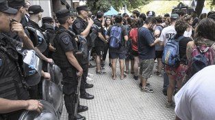 Se registran largas colas para solicitar ayuda alimentaria tras los dichos de la ministra de Capital humano, Sandra Pettovello.&nbsp;