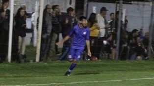 Alejo Albarracín festeja el gol en la cancha de 25 de Mayo de Victoria, donde se abrieron las semifinales de la Copa Desafío.
