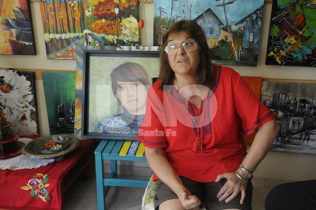 Está presente. La mamá de Marienela en un cuarto donde pasa sus días pintando.&nbsp;