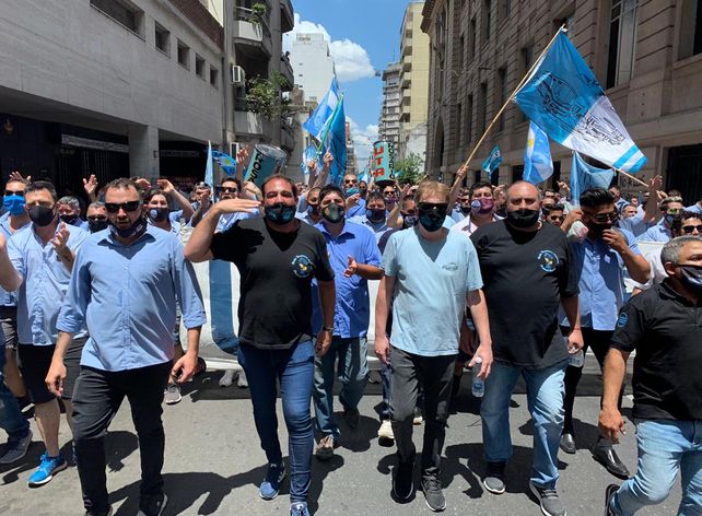 Sergio Copello (remera celeste) encabeza la marcha de los choferes.