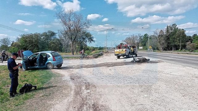Una moto se incendió tras chocar con un automóvil
