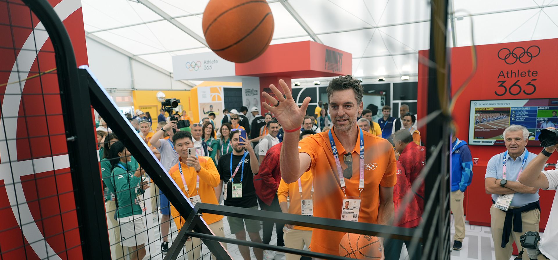 El exjugador de la NBA y actual miembro del COI Pau Gasol lanza canastas en la villa de los atletas antes de los Juegos Olímpicos de Verano de 2024, el lunes 22 de julio de 2024, en París, Francia. (Foto AP/David Goldman, Piscina) El exjugador de la NBA y actual miembro del COI Pau Gasol lanza canastas en la villa de los atletas antes de los Juegos Olímpicos de Verano de 2024, el lunes 22 de julio de 2024, en París, Francia. (Foto AP/David Goldman, Piscina)