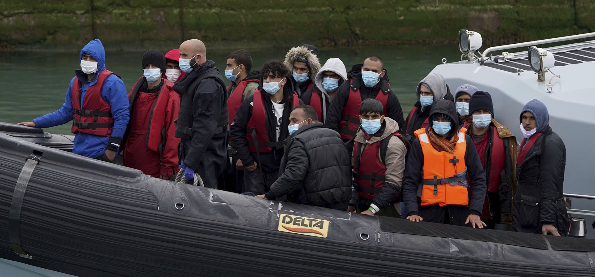 Un grupo de inmigrantes son llevadas a Dover, Kent, a bordo de un buque de la Fuerza Fronteriza luego de un incidente con un bote pequeño en el Canal, el miércoles 13 de abril de 2022. El gobierno de Gran Bretaña llegó a un acuerdo con Ruanda para enviar asilo -buscadores a miles de kilómetros de distancia del país del este de África, una medida que los políticos de la oposición y los grupos de refugiados condenaron como inhumana, impracticable y un desperdicio de dinero público.