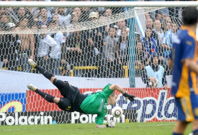 2010. Fue el arquero titular cuando los canallas perdieron la promoción con All Boys.