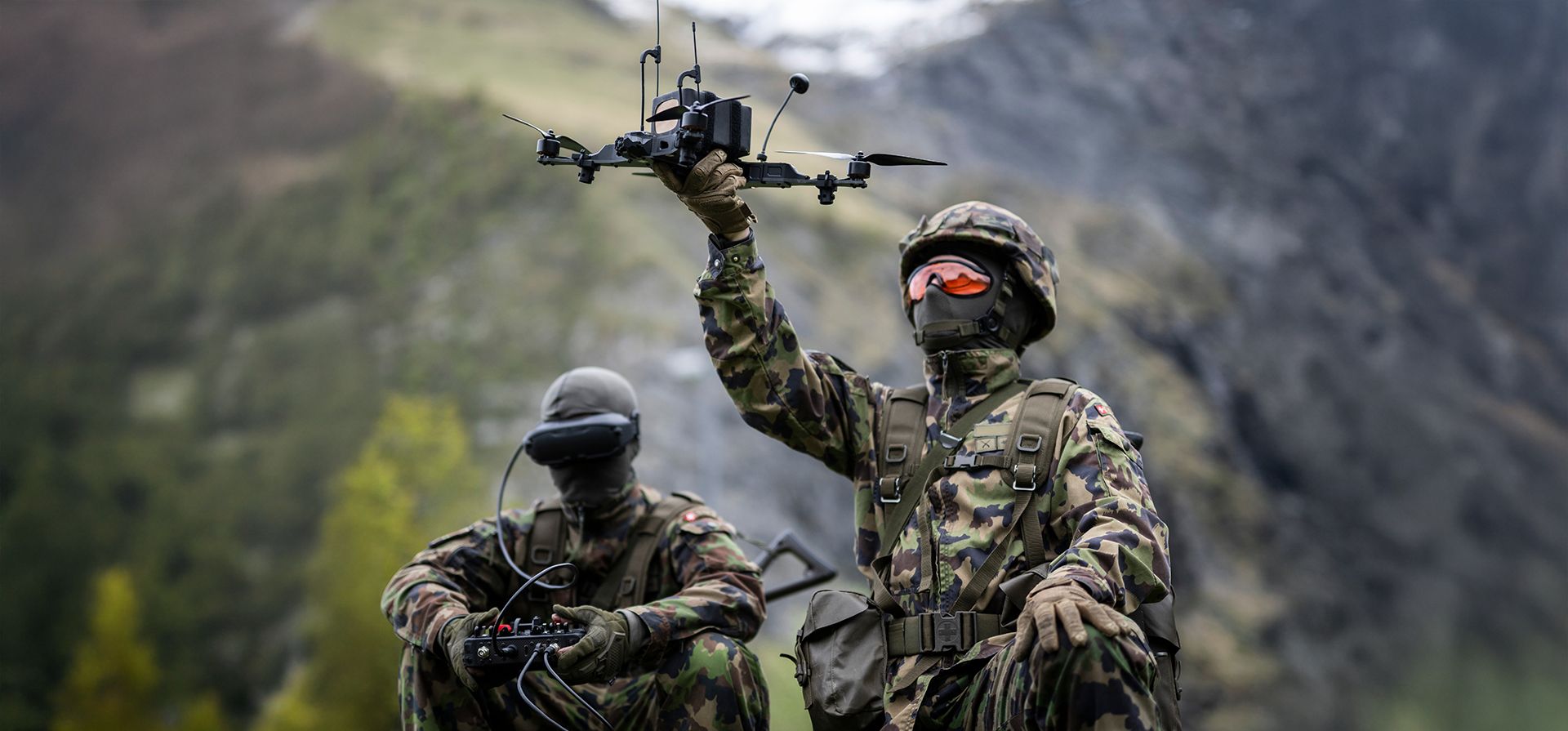 Un soldado posa con un dron durante un evento de prensa del Ejército Suizo en Elm, Suiza, el lunes 18 de mayo de 2026. (Gian Ehrenzeller/Keystone vía AP) Un soldado posa con un dron durante un evento de prensa del Ejército Suizo en Elm, Suiza, el lunes 18 de mayo de 2026. (Gian Ehrenzeller/Keystone vía AP)