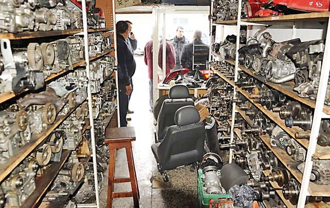 Estanterías. Varios centenares de piezas mecánicas de dudosa procedencia fueron encontradas en el local allanado. (foto: Sergio Toriggino)