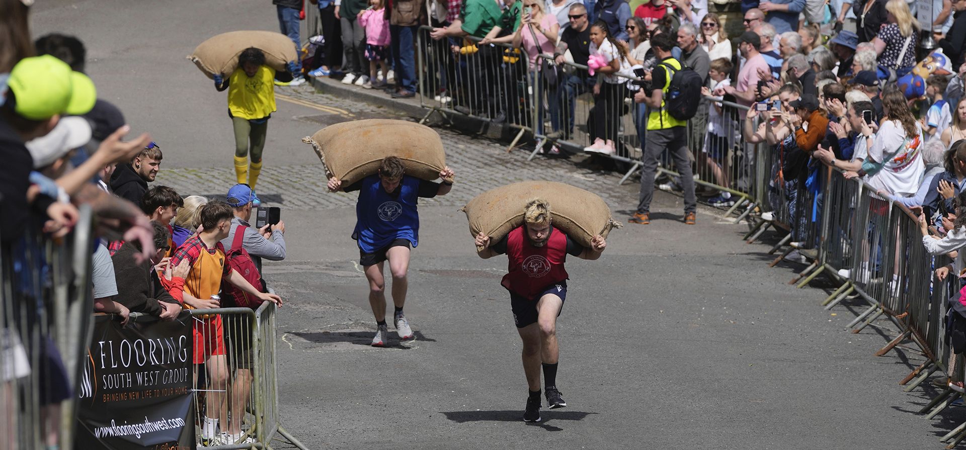 Participantes corren con sacos de lana sobre sus hombros durante las carreras anuales de lana de Tetbury en Tetbury, Gloucestershire, Inglaterra, el lunes 27 de mayo de 2024. (Foto AP/Kin Cheung) Participantes corren con sacos de lana sobre sus hombros durante las carreras anuales de lana de Tetbury en Tetbury, Gloucestershire, Inglaterra, el lunes 27 de mayo de 2024. (Foto AP/Kin Cheung)