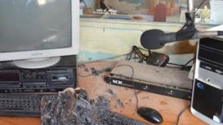 Robaron en la FM Ciudad de Carcarañá y le prendieron fuego a la sala de transmisión