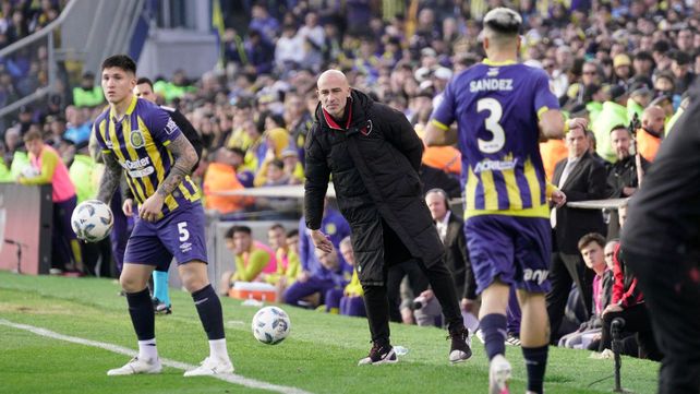 Sebastián Méndez se asoma entre los jugadores de Central para seguir el juego de Newells en el Gigante. ¿Se queda o se va?