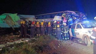 El micro de pasajeros tras chocar con un camión en San Miguel del Monte que dejó cuatro muertos.