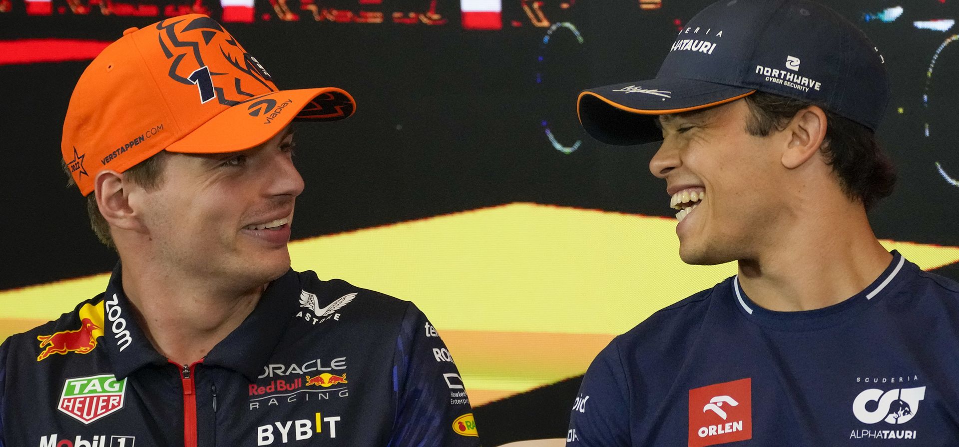 El piloto holandés de Fórmula Uno Max Verstappen de Red Bull Racing habla con el piloto holandés Nyck De Vries de Scuderia AlphaTauri durante una conferencia de prensa antes del Gran Premio de F1 de Austria en el circuito Red Bull Ring en Spielberg, Austria, el jueves 29 de junio de 2019. 2023. El Gran Premio de F1 de Austria se lleva a cabo el domingo 2 de julio de 2023. (AP Photo/Darko Vojinovic) El piloto holandés de Fórmula Uno Max Verstappen de Red Bull Racing habla con el piloto holandés Nyck De Vries de Scuderia AlphaTauri durante una conferencia de prensa antes del Gran Premio de F1 de Austria en el circuito Red Bull Ring en Spielberg, Austria, el jueves 29 de junio de 2019. 2023. El Gran Premio de F1 de Austria se lleva a cabo el domingo 2 de julio de 2023. (AP Photo/Darko Vojinovic)