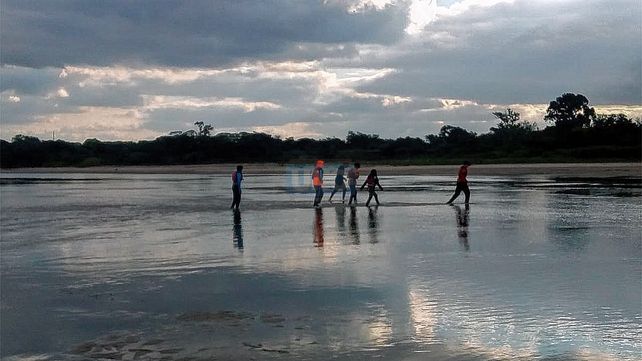 Bajante: grupo de canotaje cruzó el río Paraná caminando