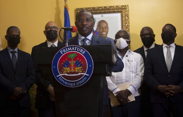 El primer ministro interino Claude Joseph durante una conferencia de prensa. A sus espaldas