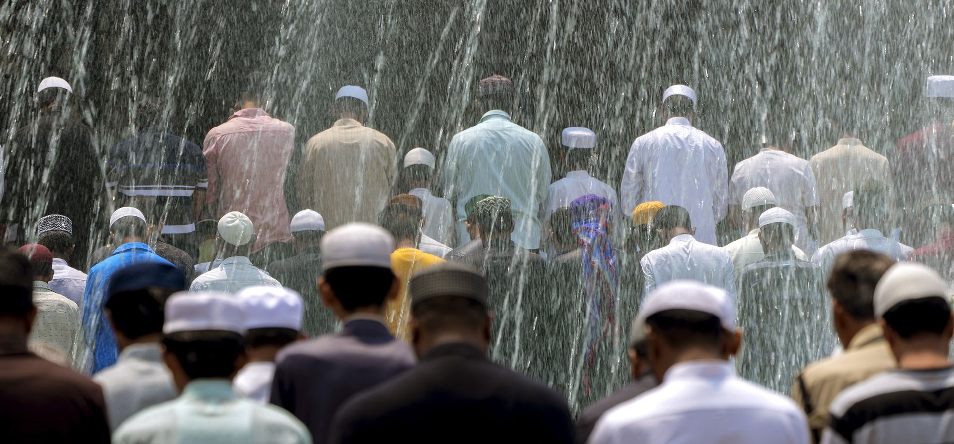 Musulmanes ofrecen oraciones en La Meca Masjid durante el mes sagrado del Ramadán en Hyderabad, India, el viernes 21 de abril de 2023. Los musulmanes de todo el mundo celebran el mes sagrado del Ramadán, un período de oración intensa, autodisciplina, amanecer, ayuno al anochecer y fiestas nocturnas. (Foto AP/Mahesh Kumar A.)