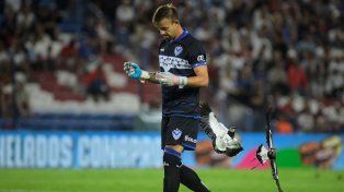 El arquero Burián rescató a dos pichones de tero del campo de juego para evitar que sean lastimados mientras los padres lo picoteaban por temor.