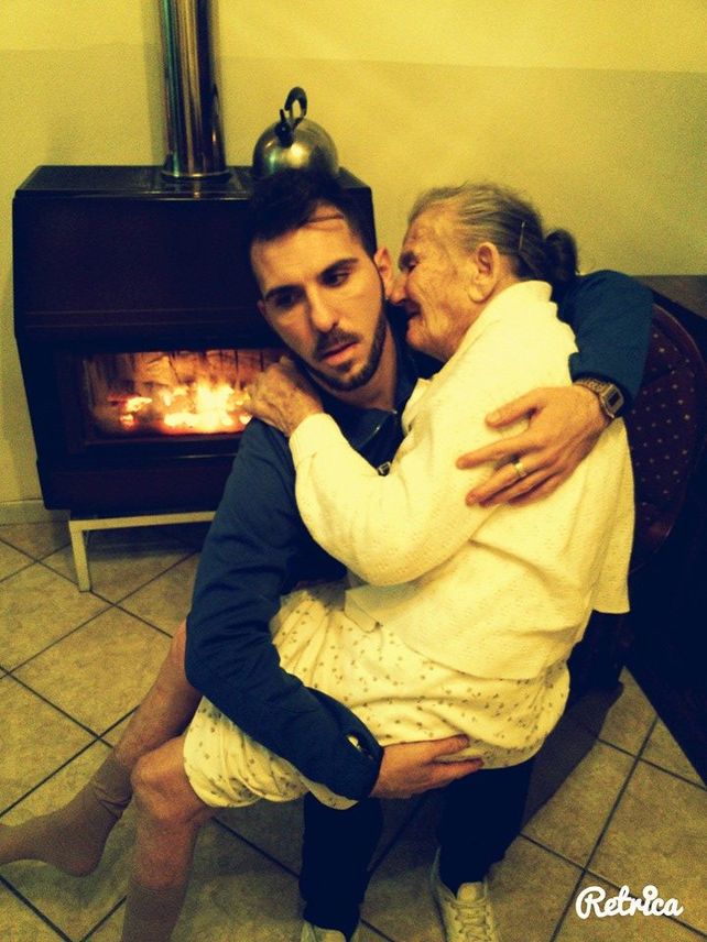 La tierna imagen del niego abrazando a su abuela despertó la esperanza de los internautas alrededor del mundo.