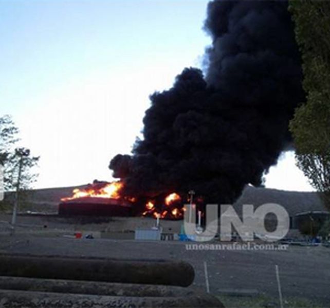 El incendio comenzó ayer en la planta de Malargüe. (Foto: gentileza Marcelo Tilleria / Diario UNO)