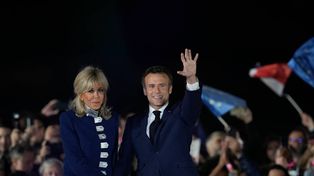 Macron y su esposa Brigitte celebran en el centro de París, rodeados de miles de seguidores.&nbsp;