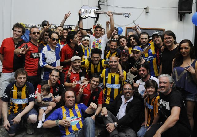 El rock le canta al fútbol. Más de veinte artistas rosarinos y el arquero Nahuel Guzmán cantaron por una pacífica convivencia de leprosos y canallas.