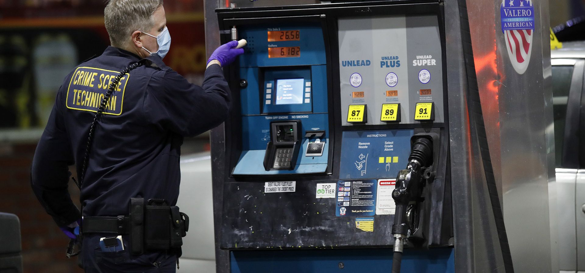 Un técnico de la escena del crimen de la policía de Oakland investiga un tiroteo múltiple y un homicidio en la gasolinera Valero en Seminary Avenue en MacArthur Boulevard en Oakland, California, el lunes 23 de enero de 2023. (Jane Tyska/Bay Area News Group vía AP)