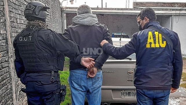Uno de los ocho detenidos en los procedimientos.