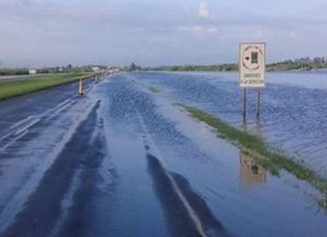 Cortan la autopista a Rosario por desborde del arroyo Colastiné