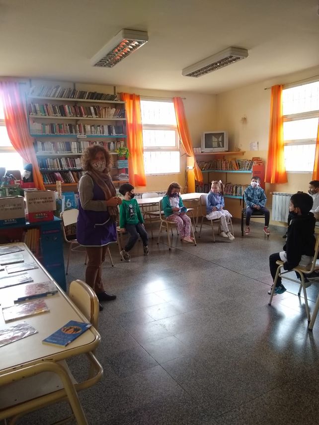Gabriela Toledo en el aula con sus alumnos y alumnas
