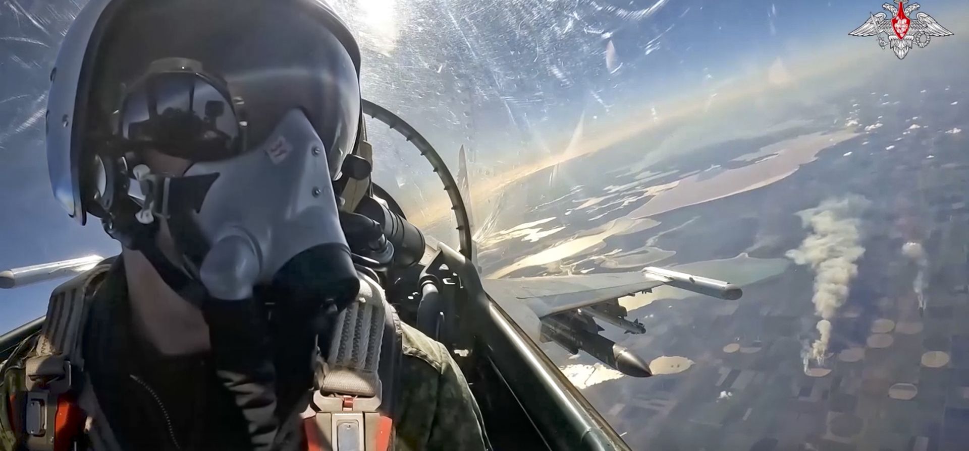 Captura de un video publicado por el Servicio de Prensa del Ministerio de Defensa de Rusia el miércoles 23 de noviembre de 2022, se ve a un piloto de la fuerza aérea rusa en la cabina de su avión de combate Su-35 en una misión en Ucrania. (Servicio de prensa del Ministerio de Defensa de Rusia vía AP)