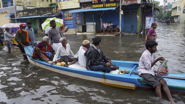 Personas viajan en un bote en medio de las inundaciones en las afueras de Chennai, India, el jueves 10 de noviembre de 2021. Las fuertes lluvias continuarán en todo el estado de Tamil Nadu durante toda la semana, según informes meteorológicos. 