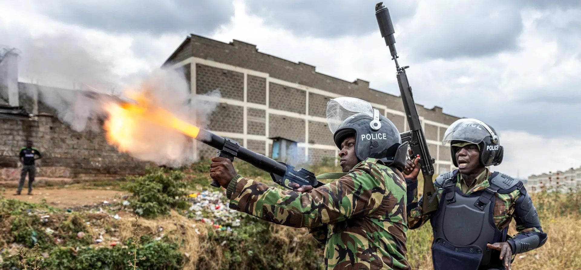 Nairobi, Kenia. Un oficial de policía dispara gas lacrimógeno para dispersar a los manifestantes. La manifestación sigue a un llamado a protestas por parte del líder de la oposición, Raila Odinga, para presionar a la administración de William Ruto. Fotografía: Luis Tato/AFP/Getty Images