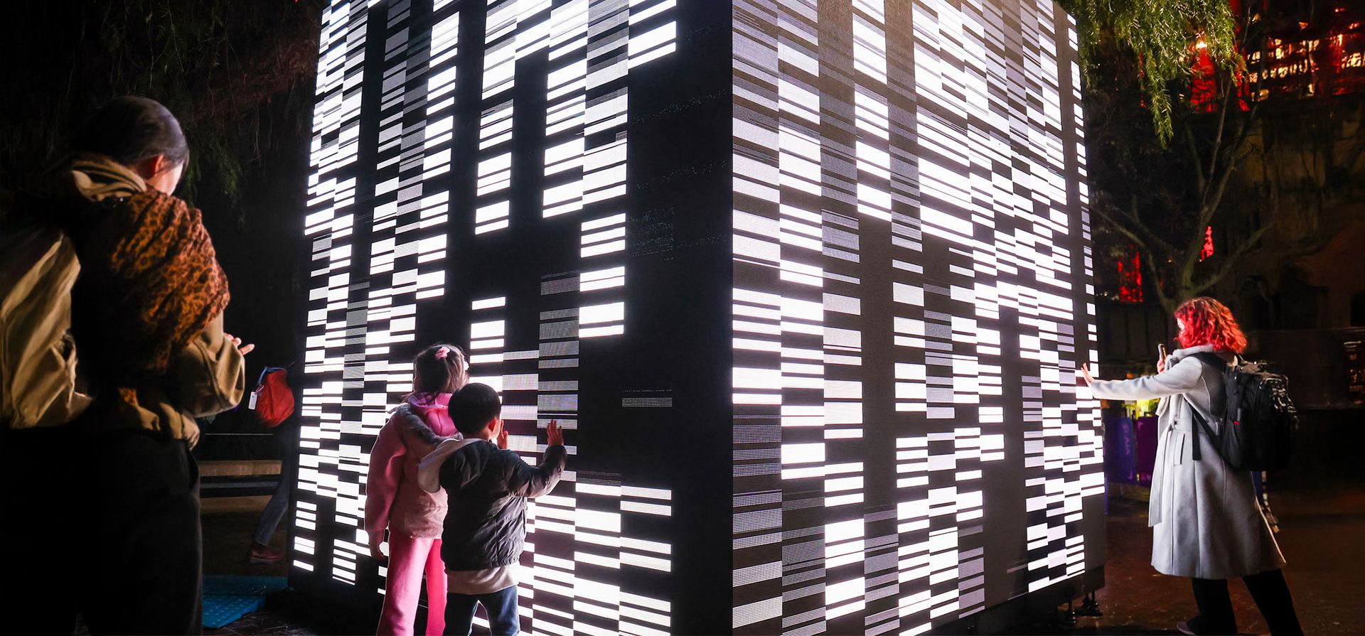 Sídney, Australia. Varias personas interactúan con la instalación titulada «As Water Falls» (Como una cascada) durante la noche inaugural del festival anual Vivid Sydney. Fotografía: David Gray/AFP/Getty Images Sídney, Australia. Varias personas interactúan con la instalación titulada «As Water Falls» (Como una cascada) durante la noche inaugural del festival anual Vivid Sydney. Fotografía: David Gray/AFP/Getty Images
