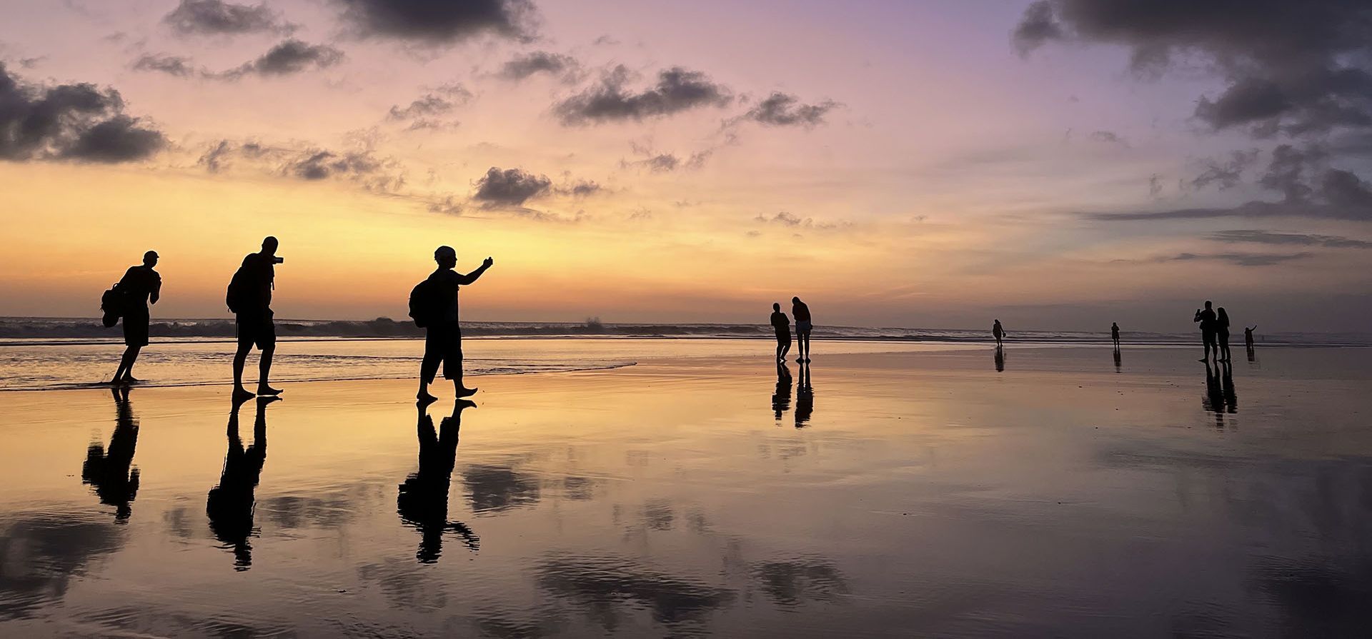 Turistas se toman selfies al atardecer en la playa de Seminyak en Bali el jueves 5 de septiembre de 2024. (Foto AP/Adam Schreck) Turistas se toman selfies al atardecer en la playa de Seminyak en Bali el jueves 5 de septiembre de 2024. (Foto AP/Adam Schreck)