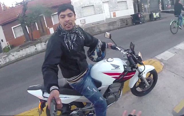 Violento. La policía porteña identificó al asaltante como Gastón Aguirre.