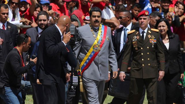 Objetivo. Maduro durante una ceremonia. El oficial de la derecha habría tenido contacto con Washington.&nbsp;