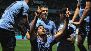 Lucas Passerini festeja uno de sus goles para Belgrano.
