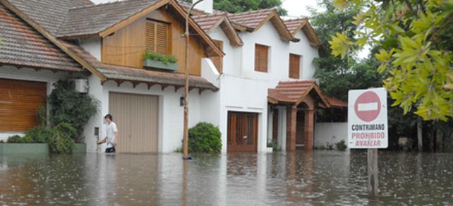 Las inundaciones ya dejaron casi tres mil evacuados y un cruce entre gobierno y campo