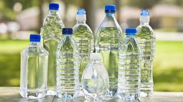 ¿Por qué es peligroso rellenar las botellas de plástico con agua?
