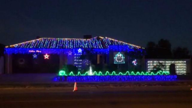 Iluminó su casa con luces que brillan al potente ritmo de AC/DC