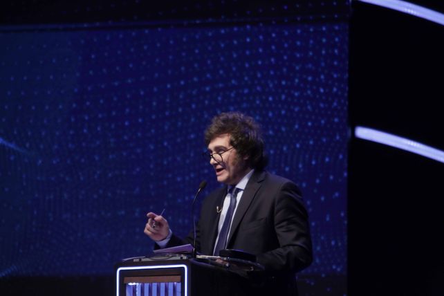 Milei dijo que el peso argentino no puede valer ni excremento.