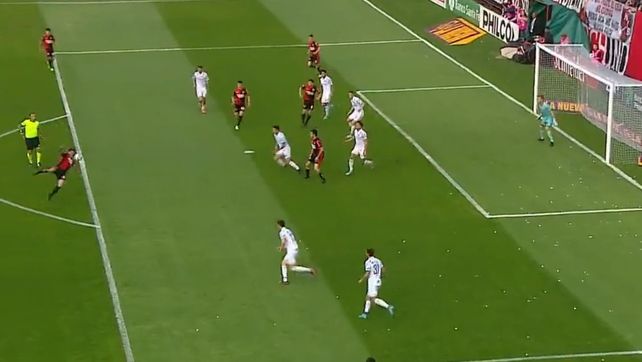 Pablo Pérez ensayó una tijera y marcó un tremendo golazo ante el Tomba. (Imagen de video)