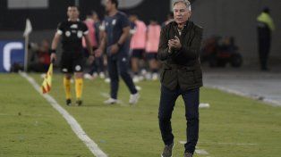 Ariel Holan ya piensa el Central que pondrá en cancha el próximo sábado en el Gigante ante Gimnasia.