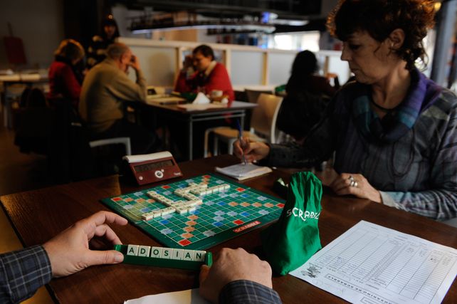 En acción. En un bar céntrico se jugaron ayer rondas del torneo local.